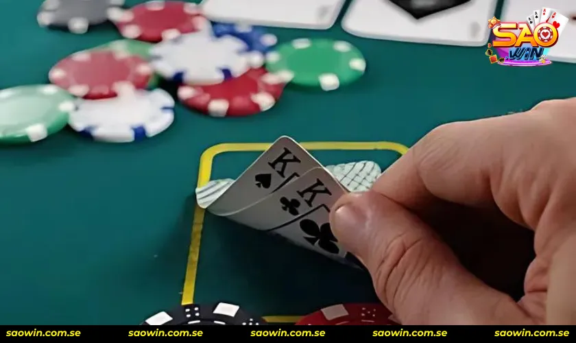 Các yếu tố ảnh hưởng đến C-bet trong Poker là gì?